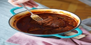 Rețetă vită gătită încet (slow) în sos roșu la vasul rotund pentru cuptor cu capac din fontă emailată, 2.84 L Crock-Pot pregătită de Mihai Gătește