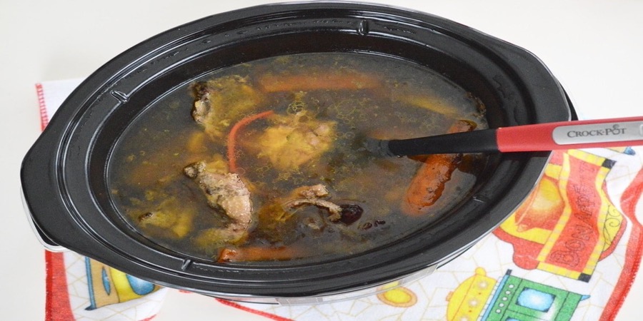 Rețetă stock de pui la Slow Cooker 5.6L Digital TimeSelect Crock-Pot by Rețete Papa Bun