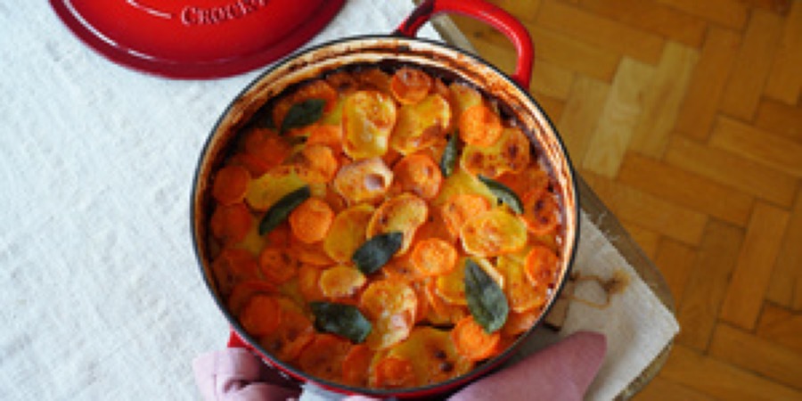 Rețetă porc cu cartofi și salvie la vasul cu capac Crock-Pot din fontă emaila...