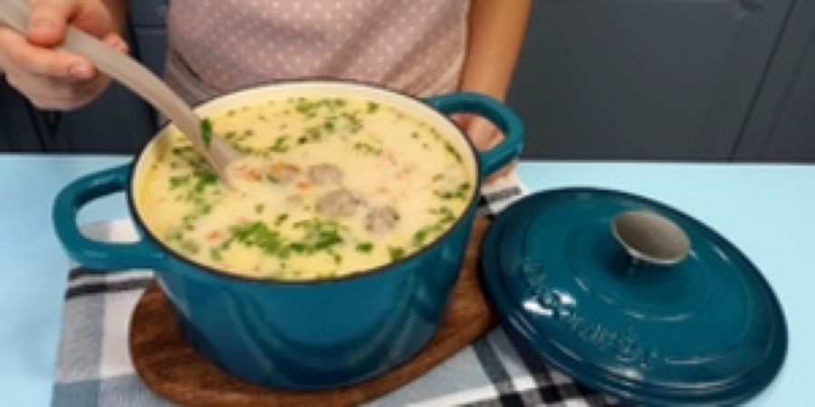 Rețetă ciorbă de perișoare cu smântână la vasul rotund pentru cuptor cu capac...